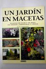 Un jardn en macetas plantas de flor y de hoja en tiestos jardineras y cestas / Alan Toogood