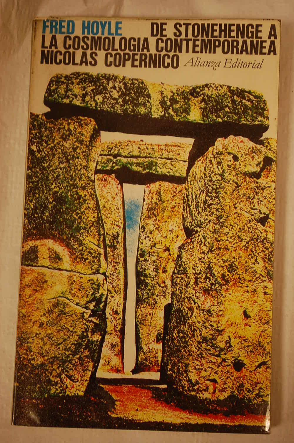 De Stonehenge a la cosmologa contempornea Nicols Coprnico un ensayo sobre su vida y su obra / Fred Hoyle