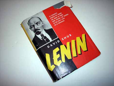 Lenin Un asombroso retrato del hombre que desde su tumba sigue guiando los destinos de una sexta parte de la humanidad / David Shub